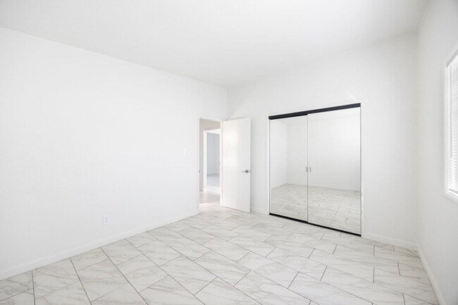 Building Photo - 3 Bedroom Duplex with Washer Dryer