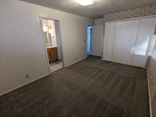 Building Photo - Single family home in Sandy, 4 bed 2 bath,...