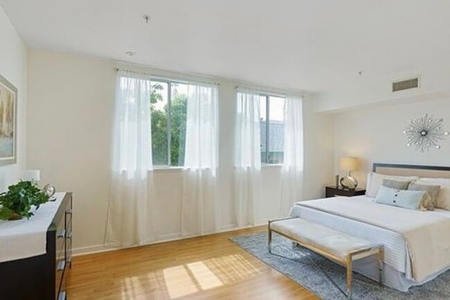 Building Photo - Rare Opportunity to Rent Spacious & Bright WLA Condo