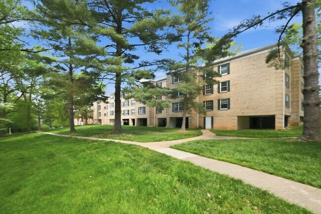 Building Photo - This expansive ground level residence is set within a serene, gated garden community surrounded b...