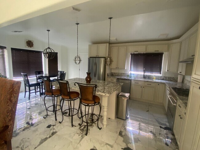Building Photo - Fully Furnished 3 Bedroom Rental on the Go...