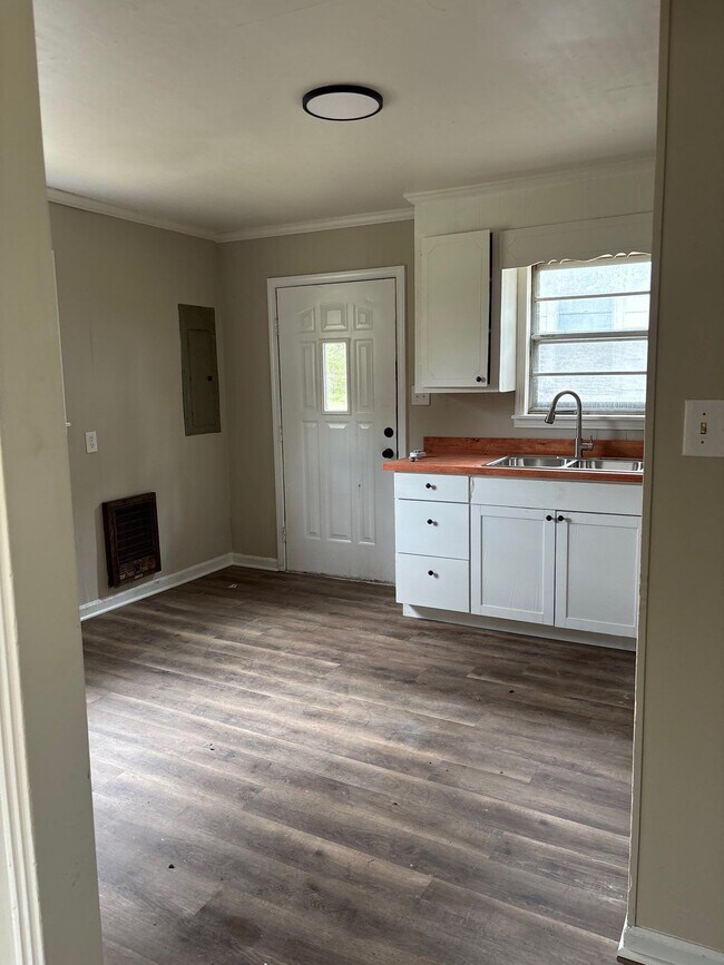 Building Photo - 916 Greenwood St