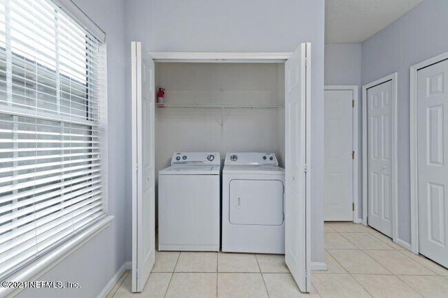 Building Photo - 631 Scrub Jay Dr