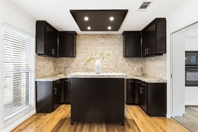 Building Photo - 531 Azaleadell Dr