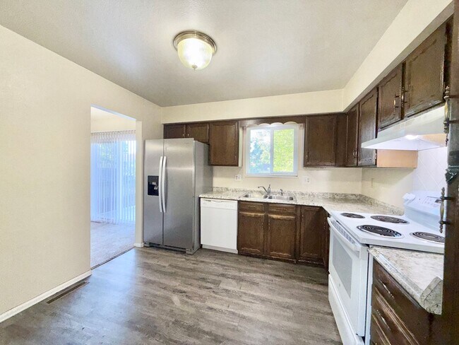 Building Photo - North-East Tri-Level Home!