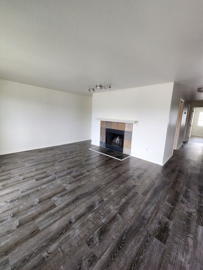 Building Photo - Available Now! Updated 2 bed condo in Central location, utilities included!