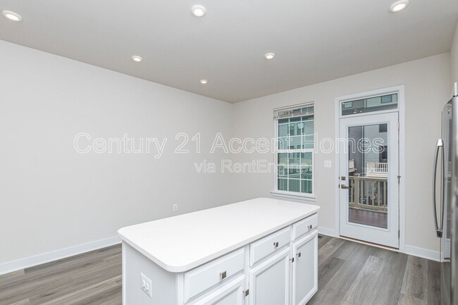 Building Photo - 14020 Sunrise Valley Dr