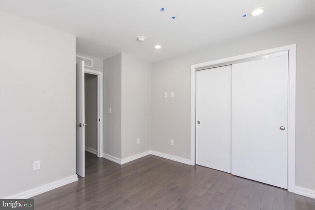 Building Photo - 712-14 S Sartain St