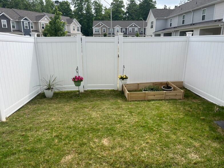 Building Photo - 225 Chandler Ct