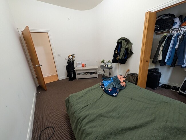 Building Photo - Rarely on the Market! Luxury 4-Bed/3-Bath Duplex in Lincoln Park