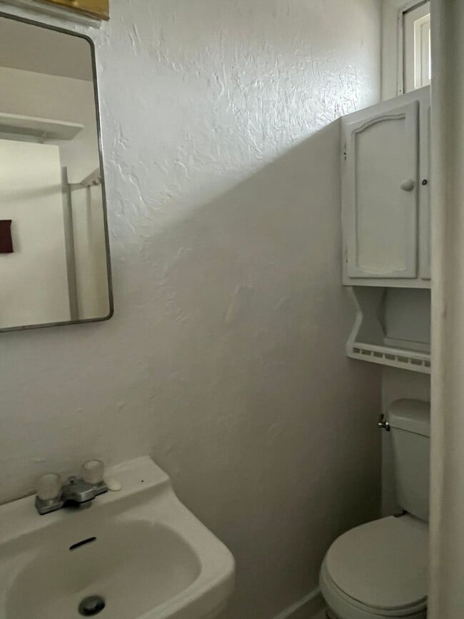 Building Photo - Nice studio for rent in tree streets!