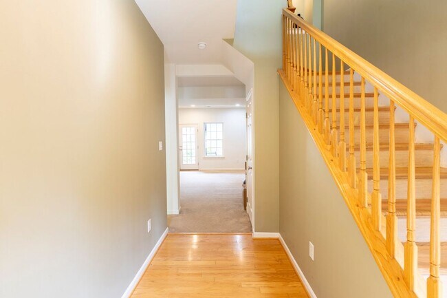 Building Photo - 703 Rainier Rd