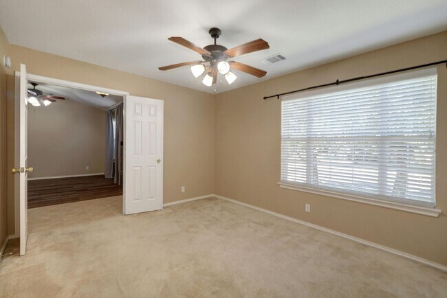 Building Photo - Spacious 4-Bedroom Gem with Office in Desi...