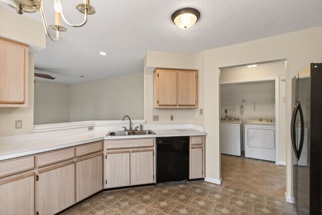 Building Photo - Hampton’s Westview Lakes