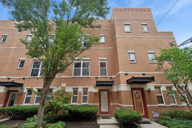 Building Photo - 521 Chicago Ave
