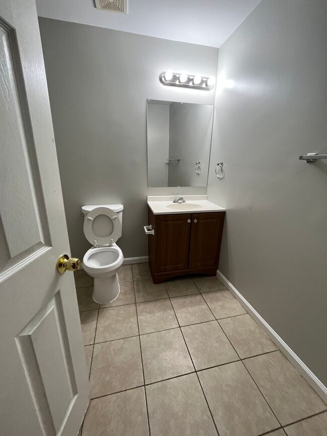 Building Photo - 3 bedroom townhome available near Largo To...