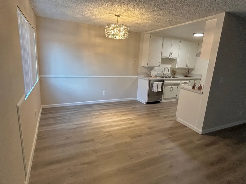 Building Photo - 220 E Live Oak St