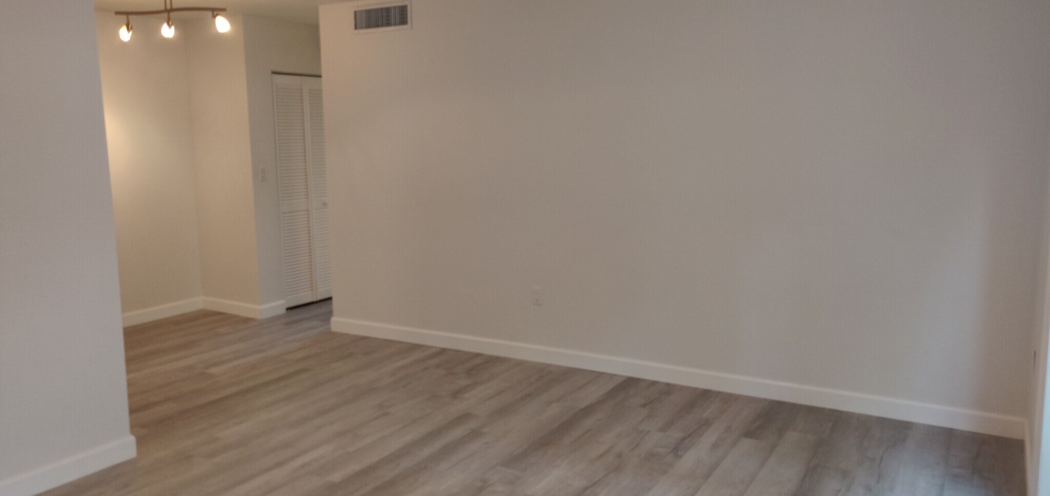 Building Photo - 11610 N Bayshore Dr