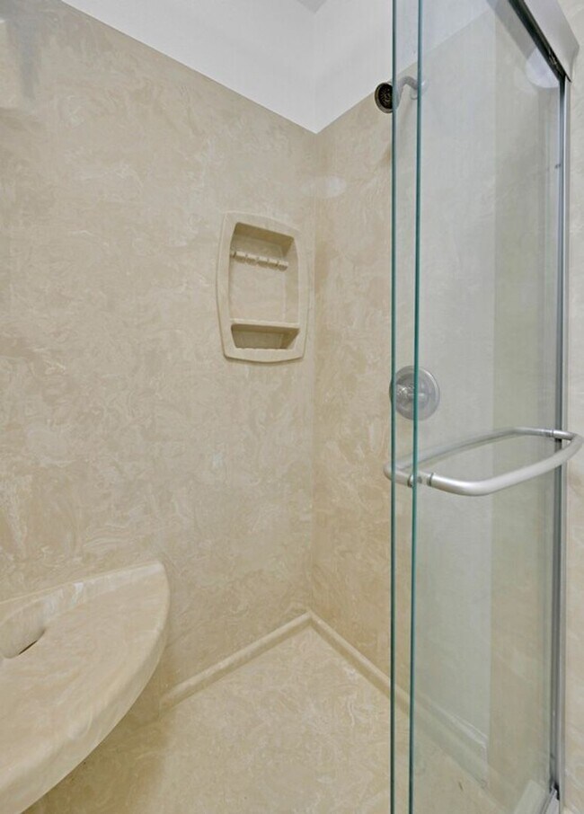 Building Photo - Spacious 3 Bed - 1 Bath House Near Downtown