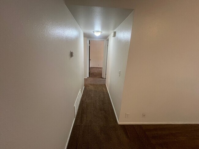 Building Photo - Spacious 2 bed/2 bath in Millcreek-**Move in Special-1/2 off first month**