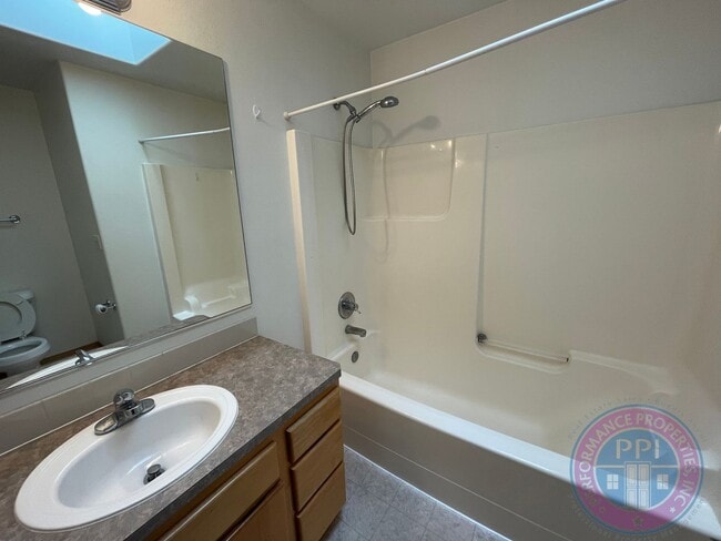 Building Photo - Sunnyside Townhome Close to Restaurants  &...