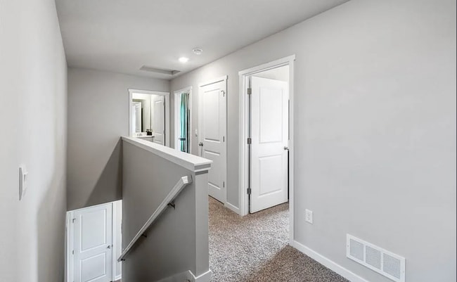 Building Photo - 2569 SE Hawkins Ave