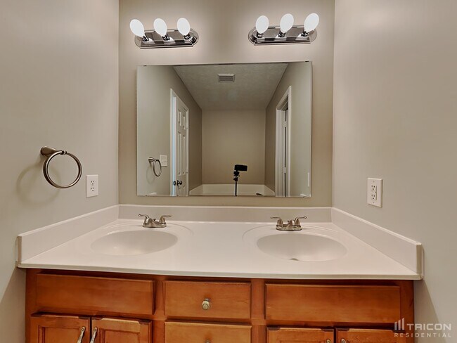 Building Photo - 4609 Clairmont Dr