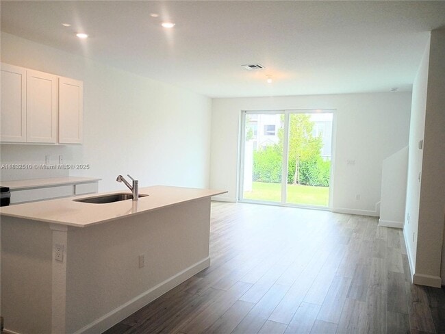 Building Photo - 329 SE Crossoak Ln