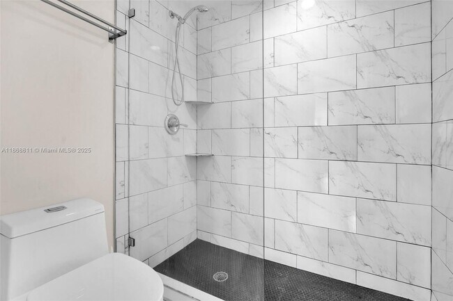 Building Photo - 2000 Bay Dr