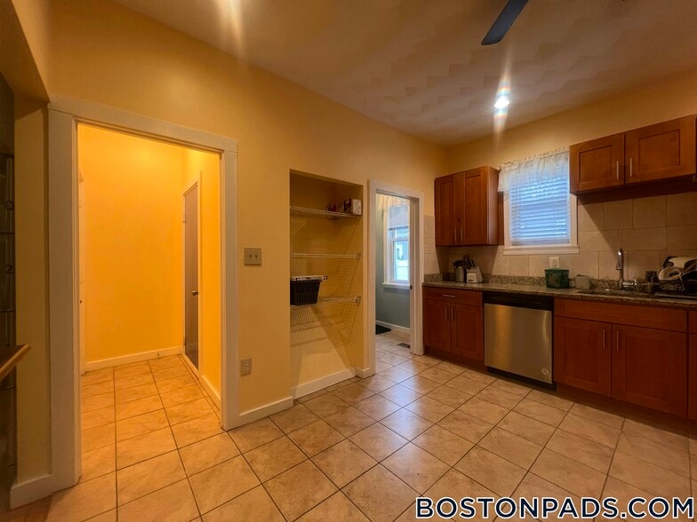 Building Photo - 816 River St