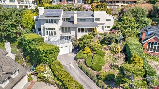 Building Photo - 5bd/5ba Mercer Island Home