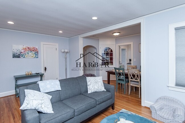 Building Photo - Updated Craftsman Living: 2BR/2BA + Den in NW Rochester
