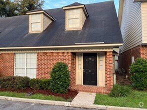 Building Photo - Three Bedroom / 2 Bath Townhome in Gate Co...