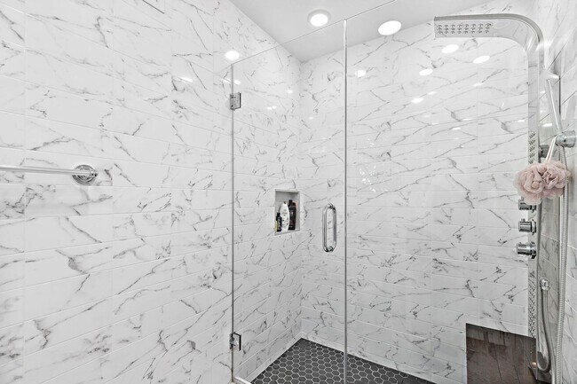 Building Photo - 61 Bleecker St