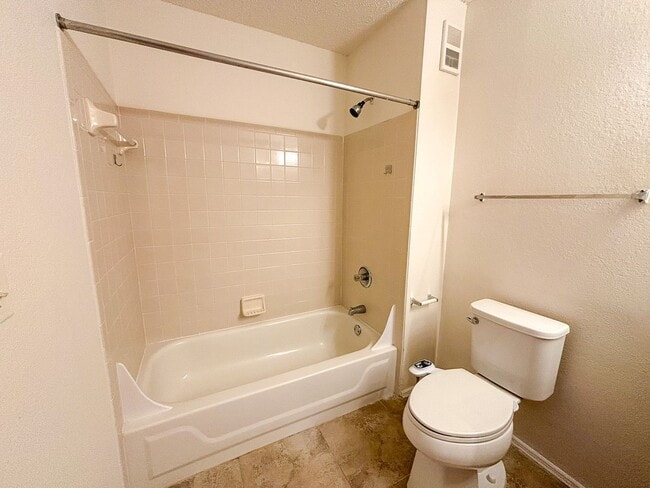 Building Photo - Windsor Park #515 - Pet Friendly!