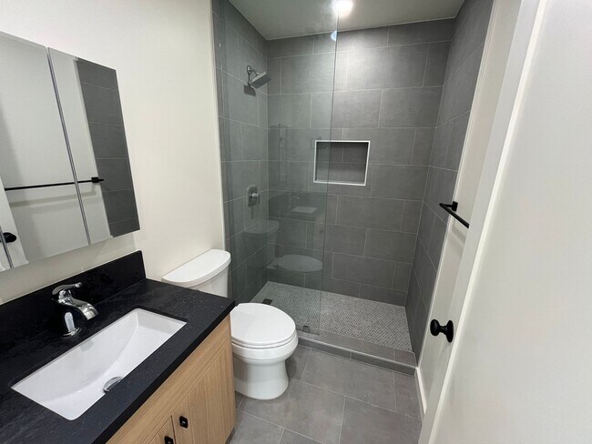 Building Photo - Newly Remodeled 2 Bed 1 Bath Unit in PB