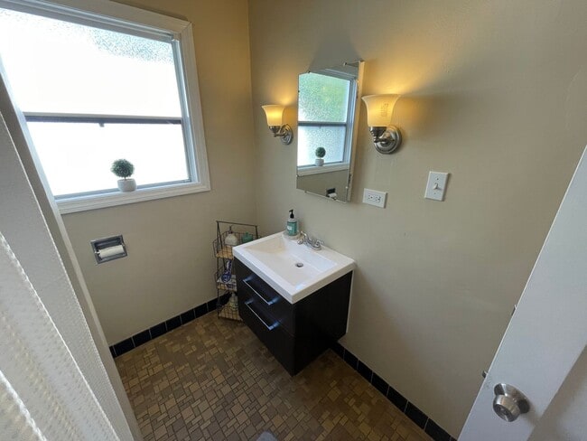 Building Photo - Large 3 Bedrrom 2 Bath Home Close to Orovi...