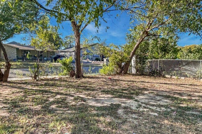 Building Photo - Corner-lot Home / 1.5 Bathroom Home