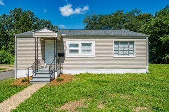 Building Photo - Super Cute & Spotless Corner Lot Home in Bessemer
