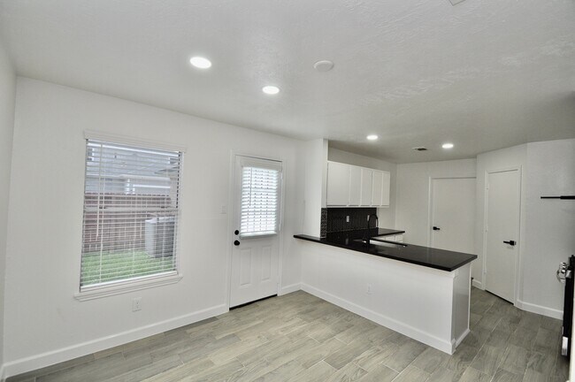 Building Photo - 16402 Gold Ridge Ln