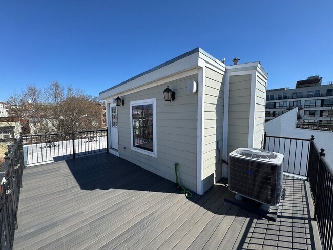 Building Photo - Beautiful 3 Bed 3 Bath Condo with a Roofto...