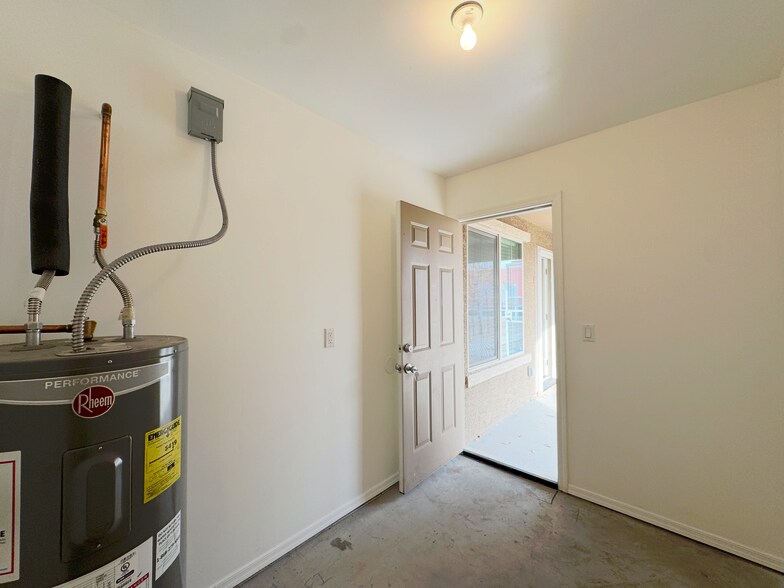 Building Photo - 10402 N 9th Ave