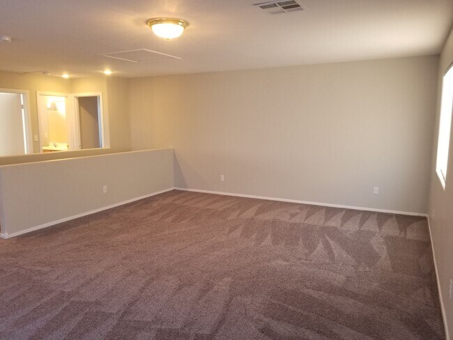 Building Photo - 4 Bedroom Single Family!!