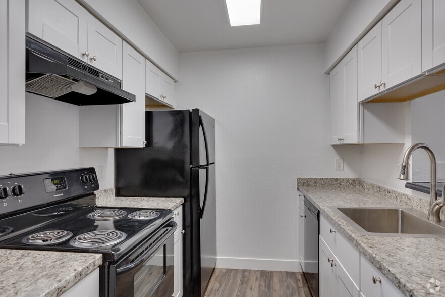 1BR, 1BA - 680SF - Kitchen - The Pacifica - 1 & 2 bedrooms units - washer/dryer in units