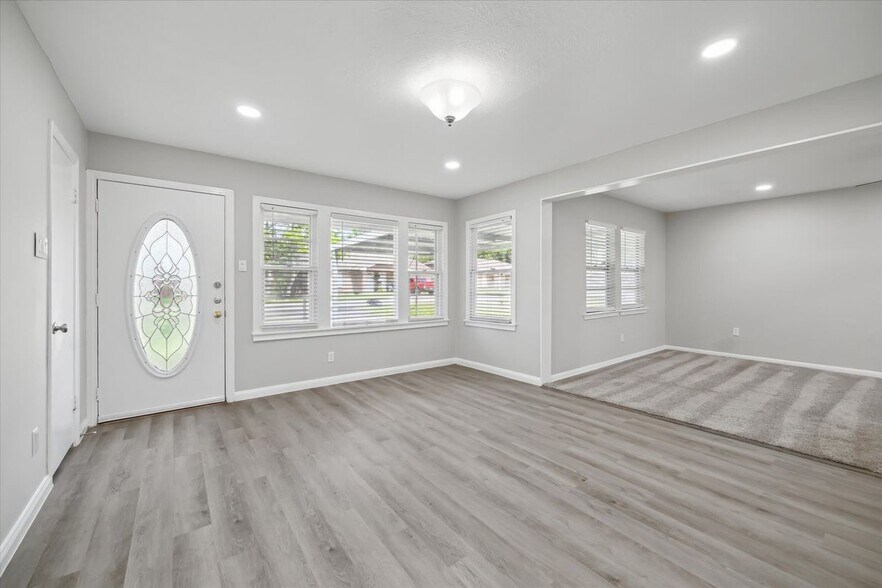 Building Photo - 403 W Oak St
