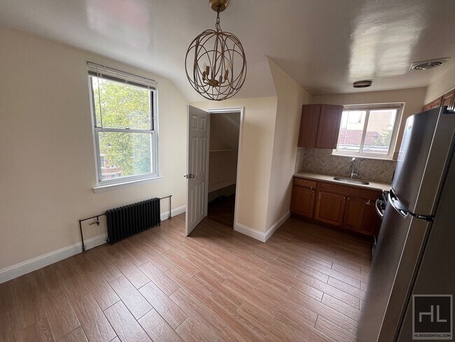 Building Photo - HOLLYWOOD AVENUE