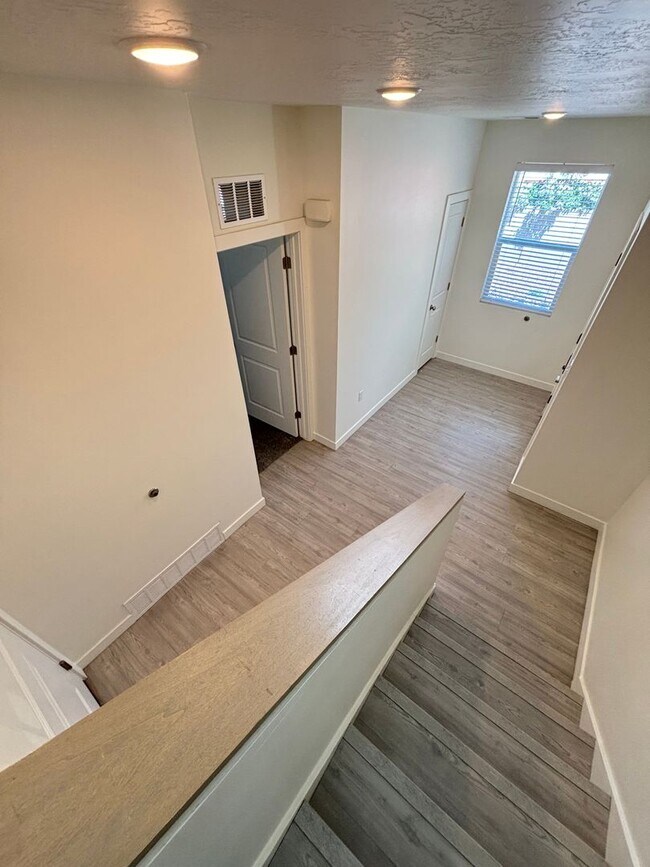 Building Photo - 557 E 3880 S