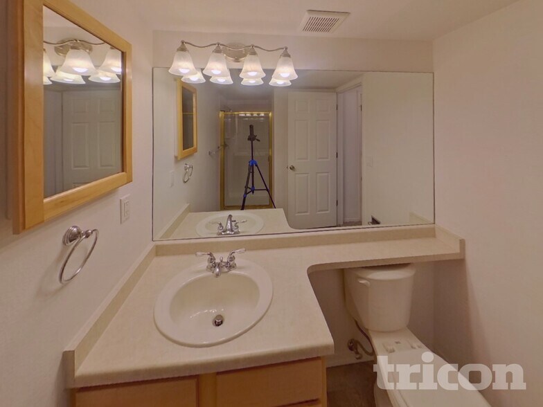 Building Photo - 6015 Fescue Dr