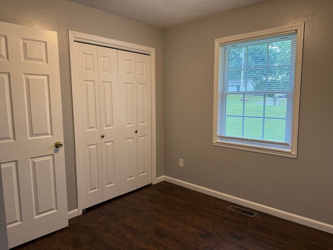 Building Photo - Beautiful 3 Bedroom House in West Knoxville