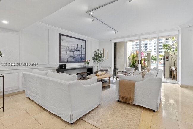 Building Photo - 520 Brickell Key Dr